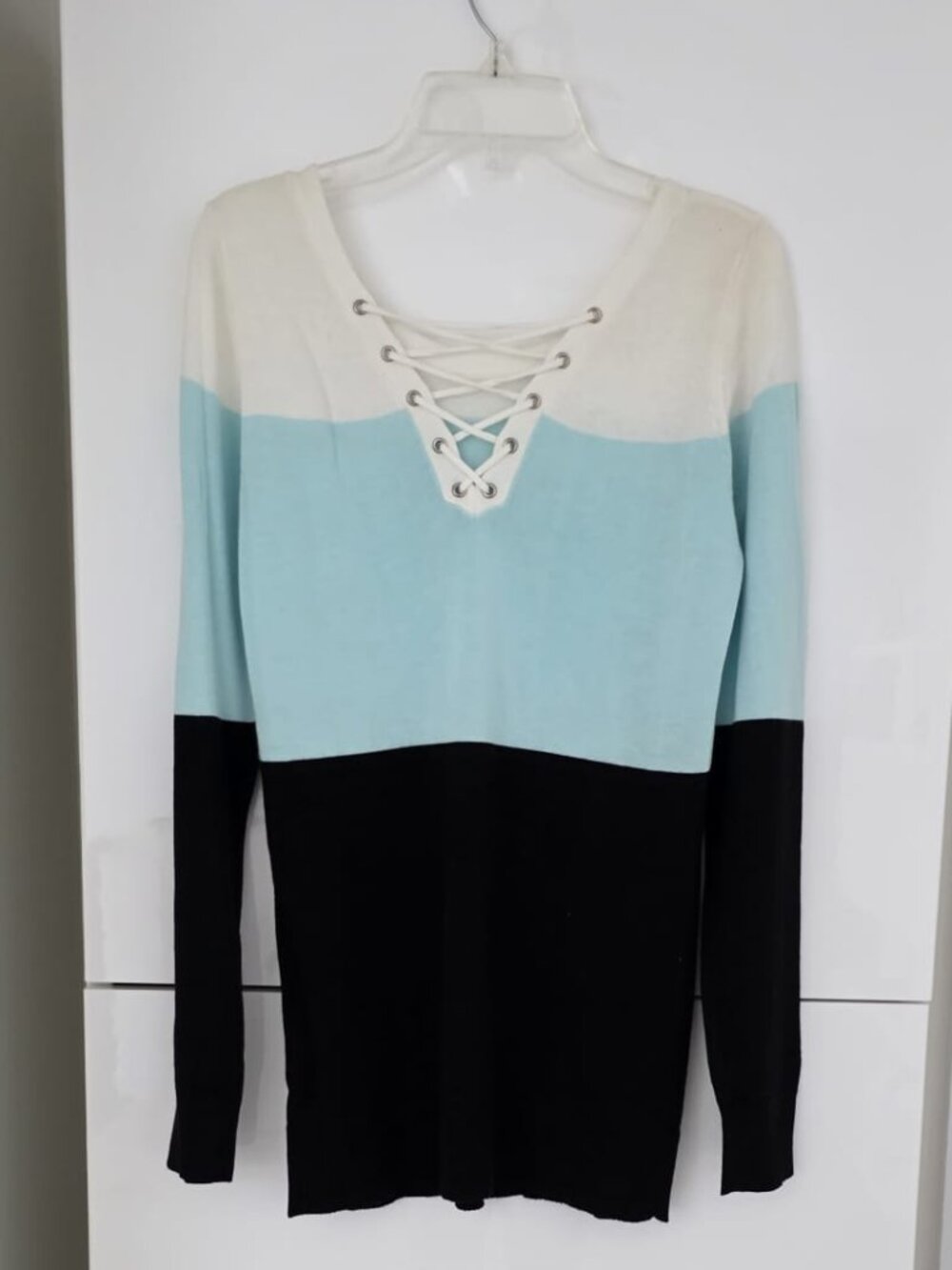 TRI COLOUR SWEATER! NWT🆕🆕🆕 - Picture 2 of 8